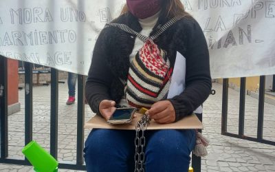 Hermanas indígenas que tomaron el IPPIS se encadenan para exigir agua y vivienda